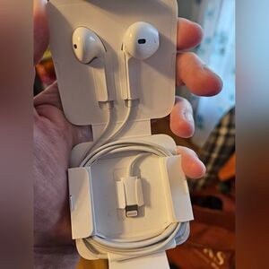 NWOT Apple Wired Earbuds